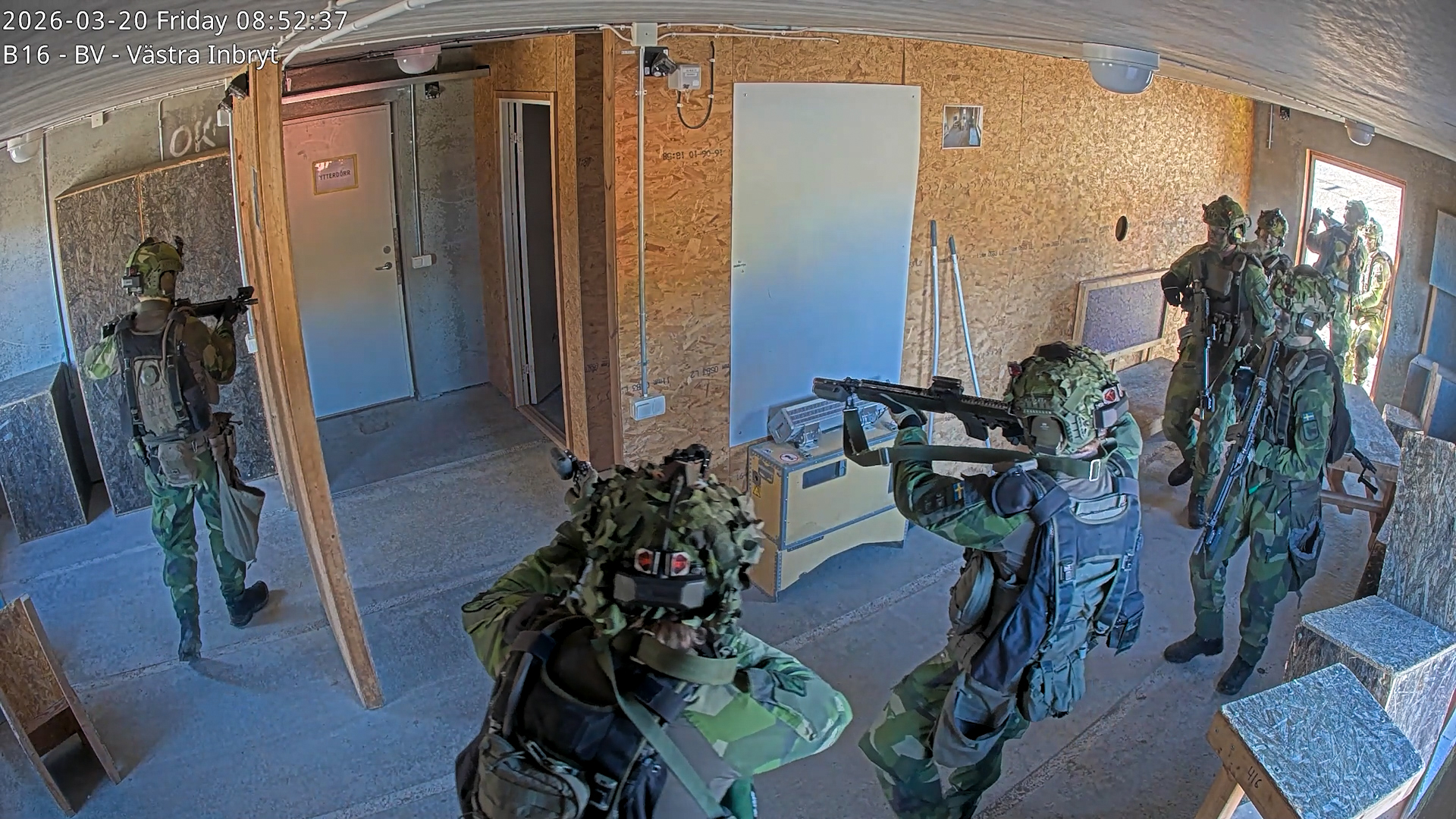 Soldater övar strid i urban miljö på Försvarsmaktens stridsträningsanläggning STA MOUT i Kvarn. Anläggningen moderniseras nu med nya kameror och uppgraderade ljudsystem. Foto: Försvarsmakten. 