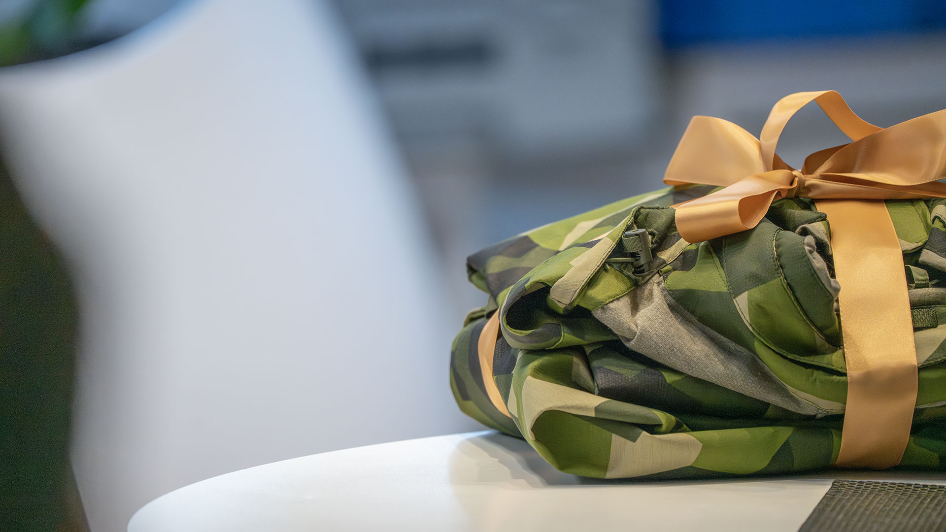 Det nya uniformssystemet överlämnades officiellt till Försvarsmakten vid en ceremoni på FMV:s huvudkontor på Tre vapen i Stockholm.