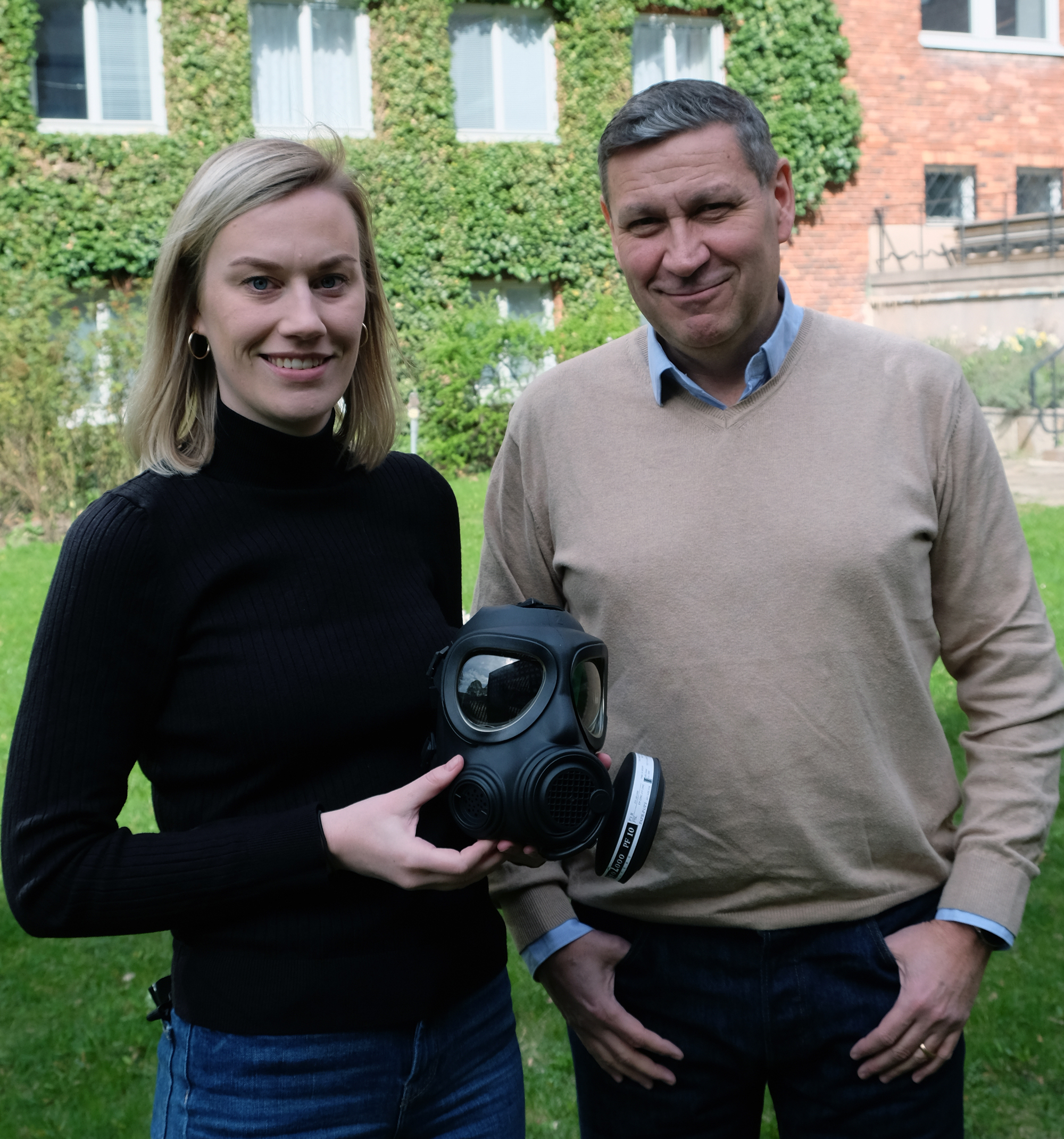Ulrika Rehnström och Richard Sandström med skyddsmask 90