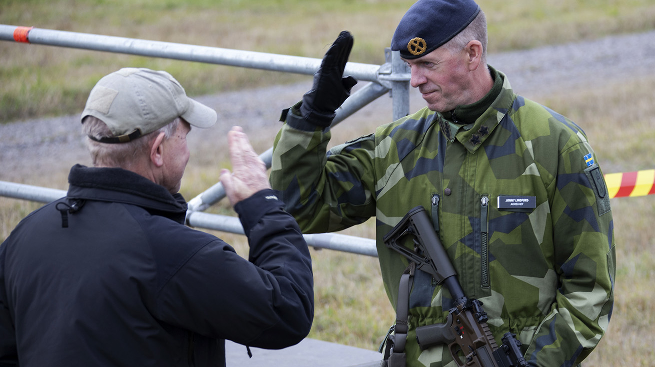 Hans Allenberg, FMV, lämnar över AK24 till arméchef Jonny Lindfors. Foto: Alf Johansson/Försvarsmakten