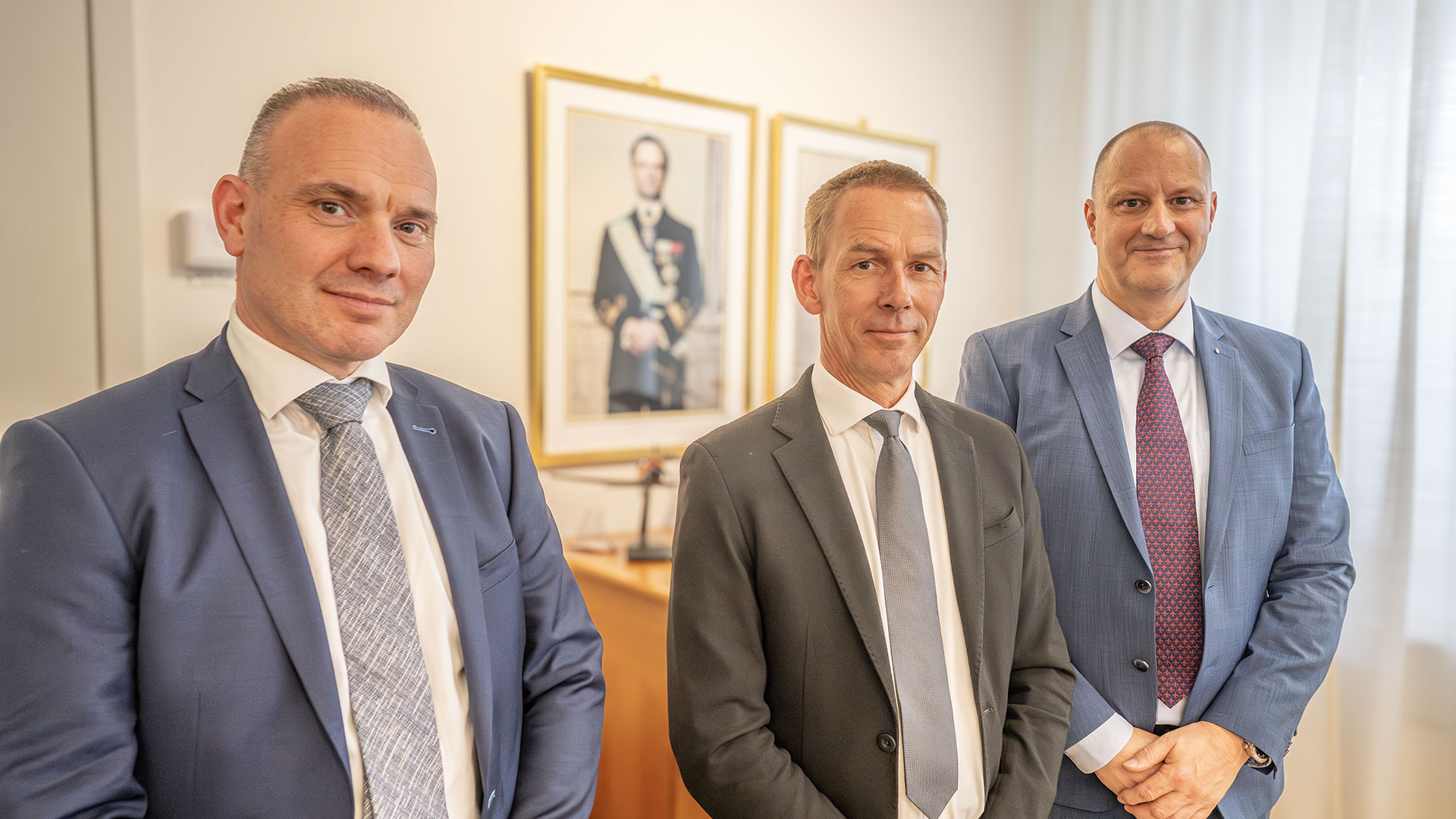 Från vänster brigadgeneral Stefan Linders från Nederländerna, brigadgeneral Lars Helmrich, chef verksamhetsområde flyg- och rymdmateriel på FMV, samt brigadgeneral Jörg Freistätter från Österrike.