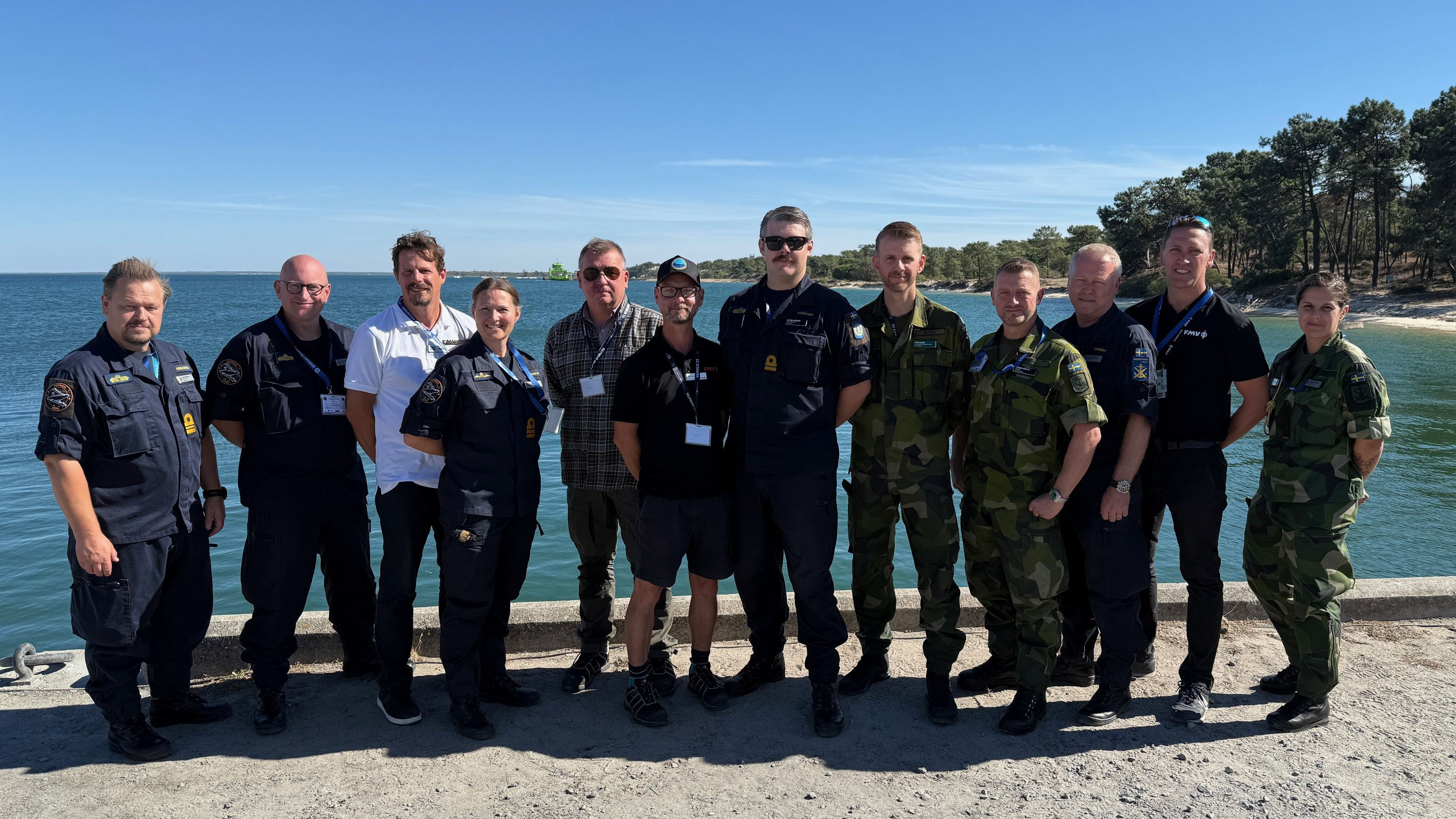 Team Sweden – den svenska delegationen som består av representanter från försvarsmyndigheter, industri och akademi, tillsammans med ställföreträdande marinchef, brigadgeneral Fredrik Herlitz (fjärde från höger). Foto: Oscar Fors 