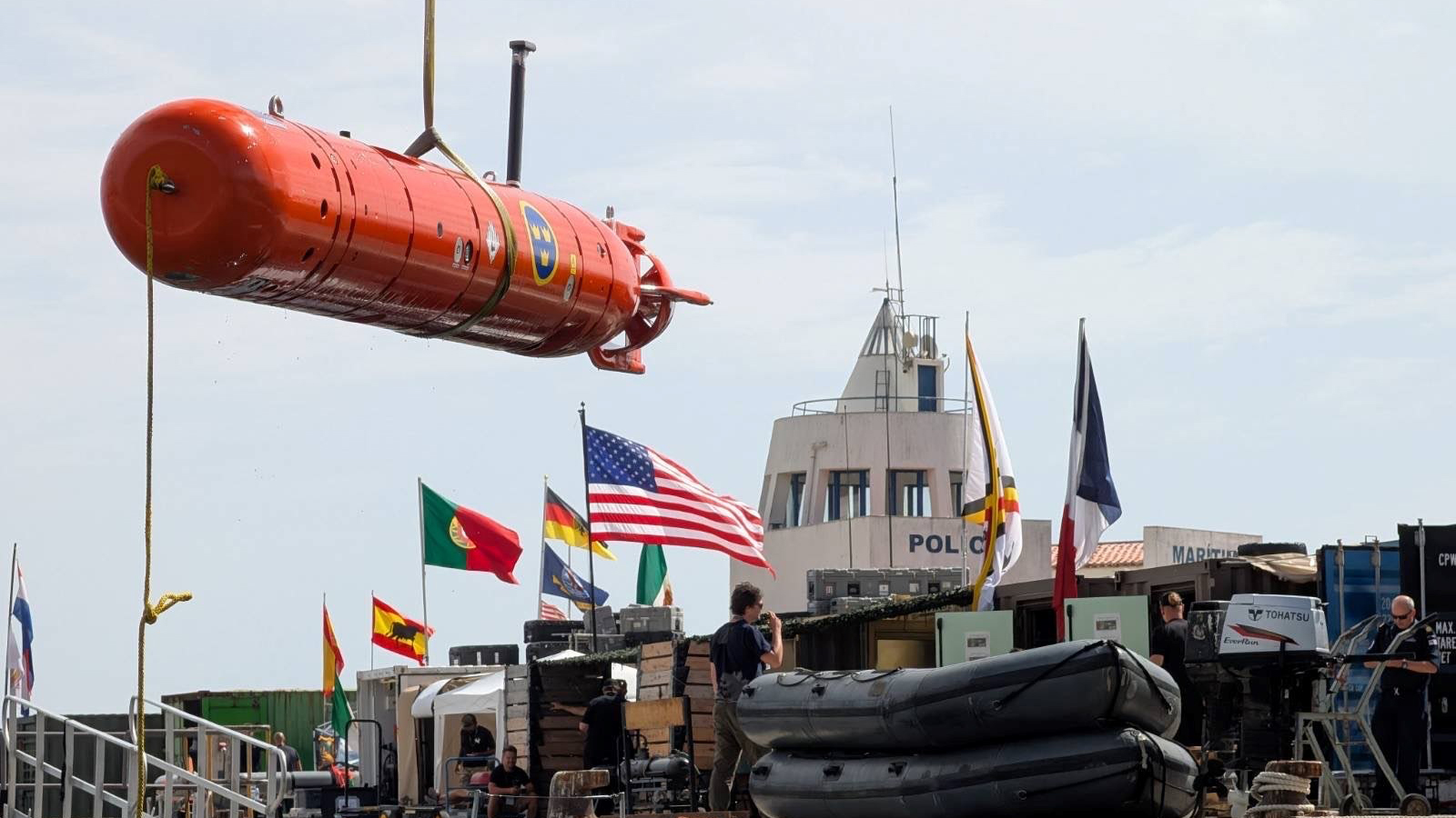 Den orangea farkosten är Försvarsmaktens AUV62 AT, byggd av Saab. Foto: Ulrik Sköldkvist