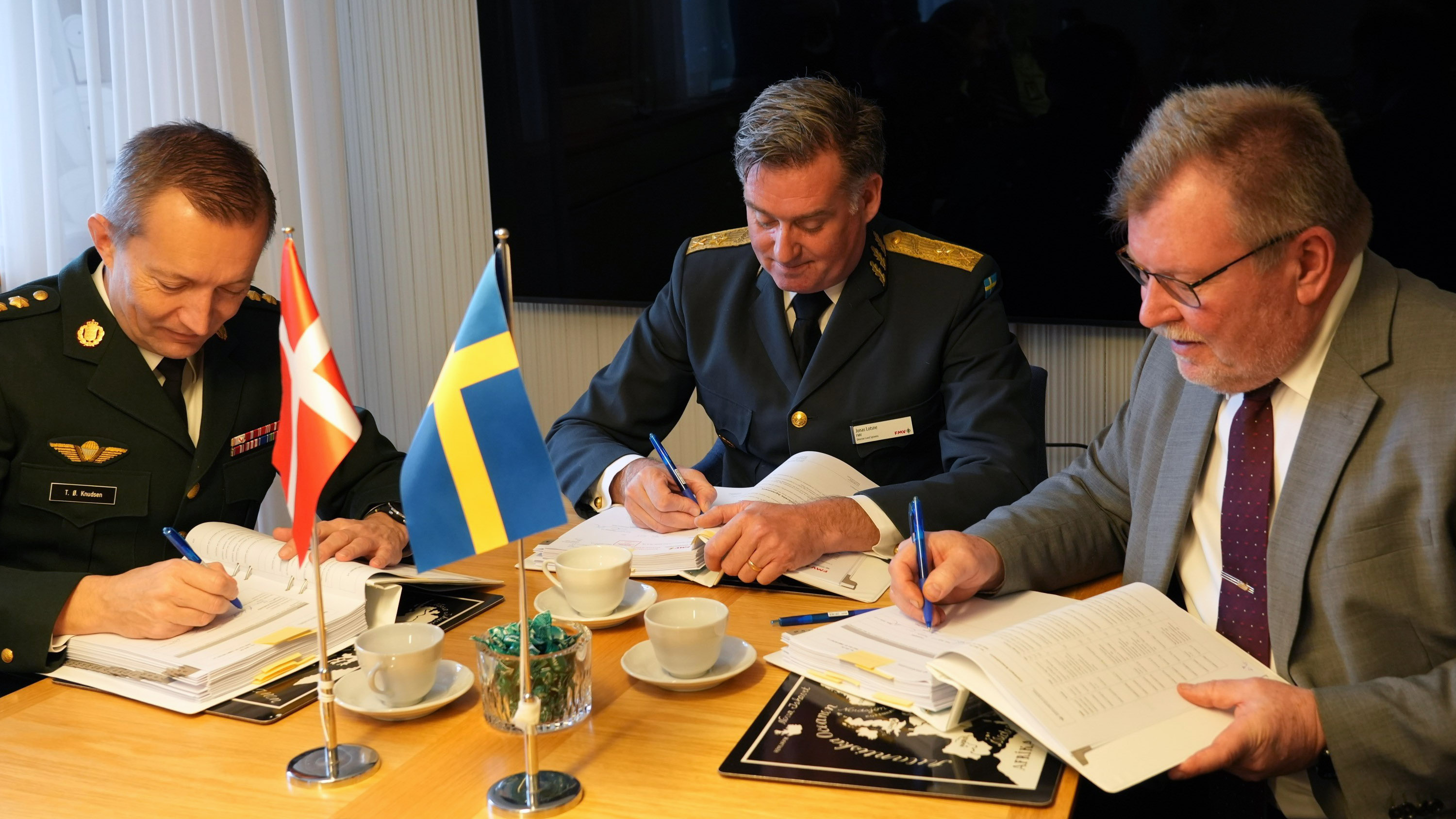 Som avtalspart behöver FMV godkänna partnerländernas tilläggsbeställningar. Foto: FMV