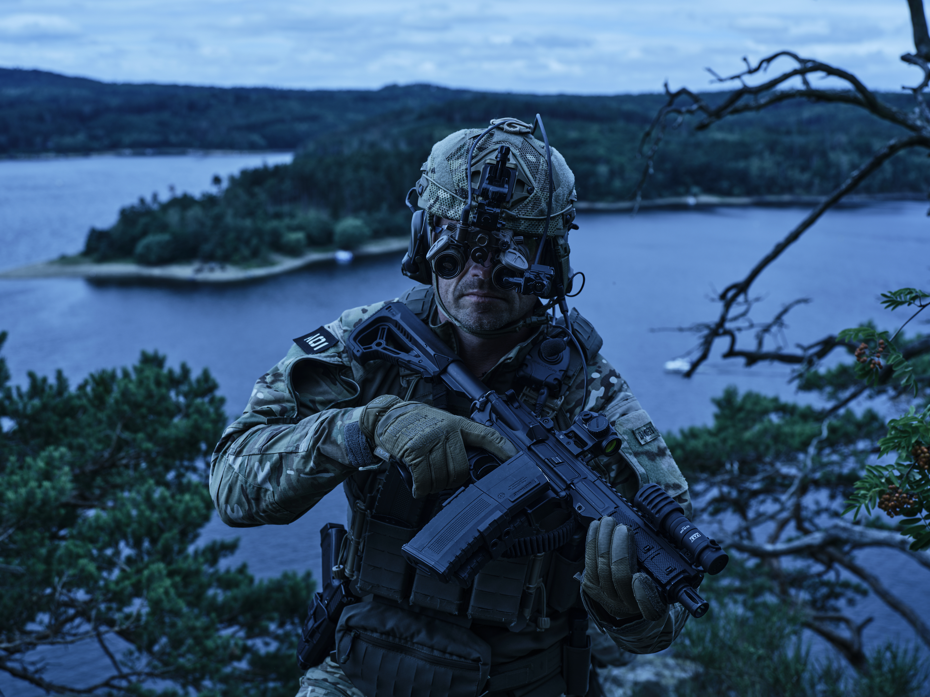 Binokulär bildförstärkare monterad på hjälm. Systemet är en del av FMV satsning för att stärka Försvarsmaktens förmåga att verka i mörka miljöer. Foto: Theon Sensors