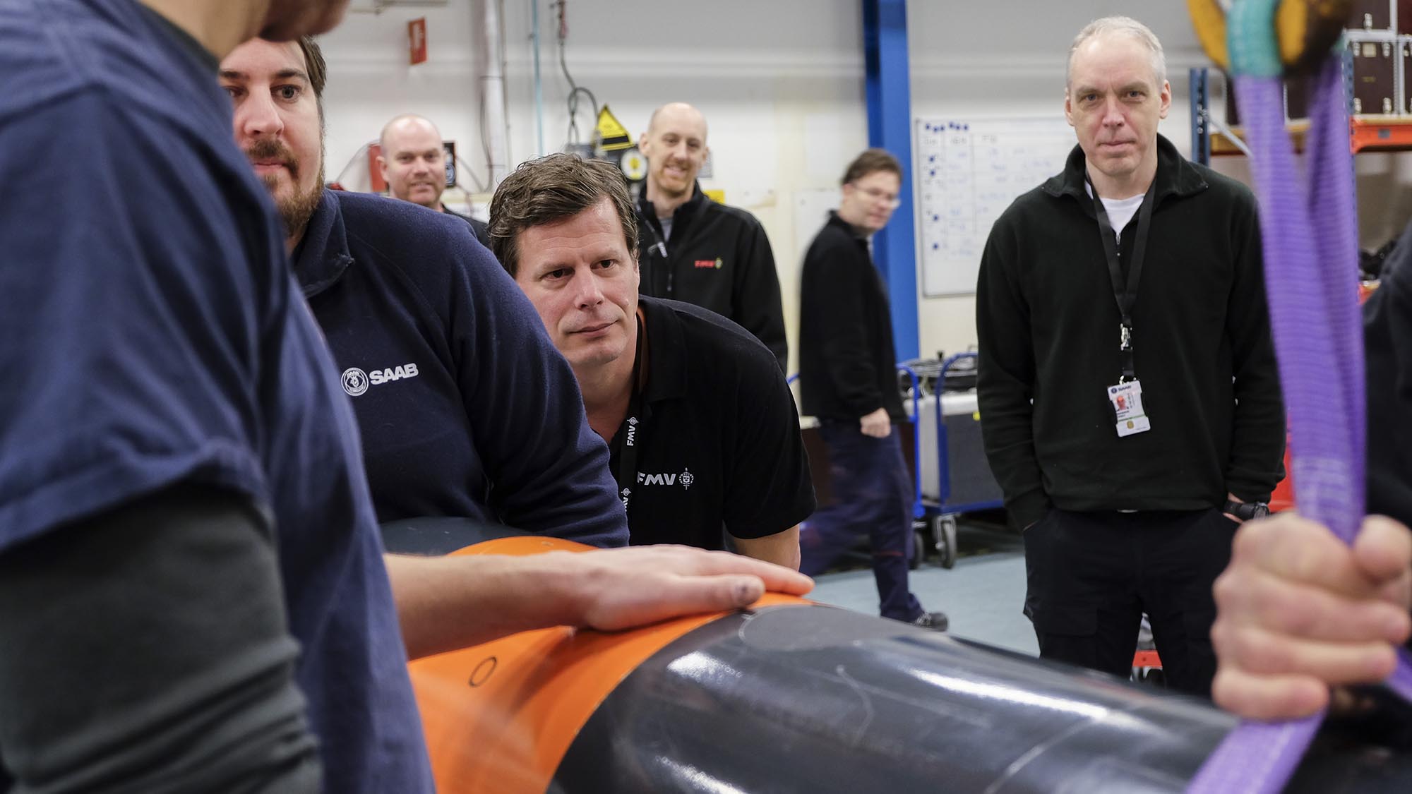 Johan Wahren övervakar när torpeden laddas i torpedtuben efter att den blivit klargjord för genomförandet av provet.