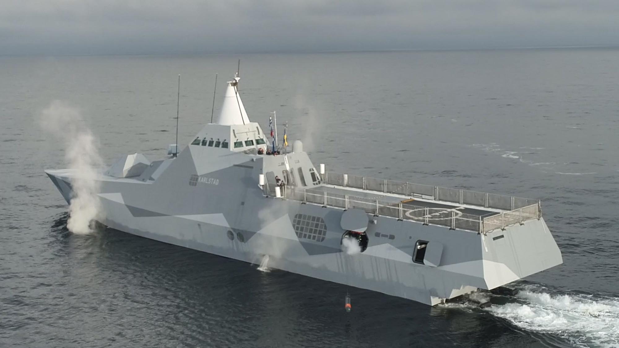 En lucka i fartygssidan öppnas och torpeden skjuter iväg och dyker ner i vattnet och vidare mot målet. Kommunikationen med fartyget sker via tråd. 