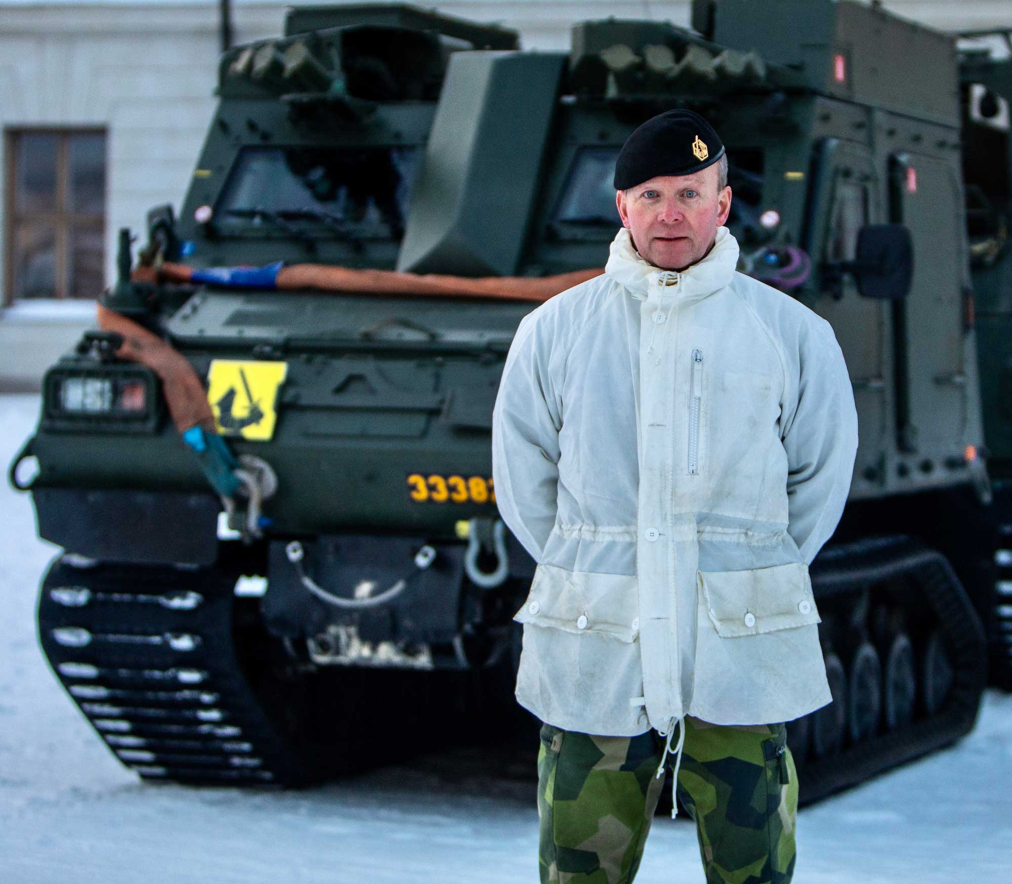 Mikael Frisell framför Bandvagn 410