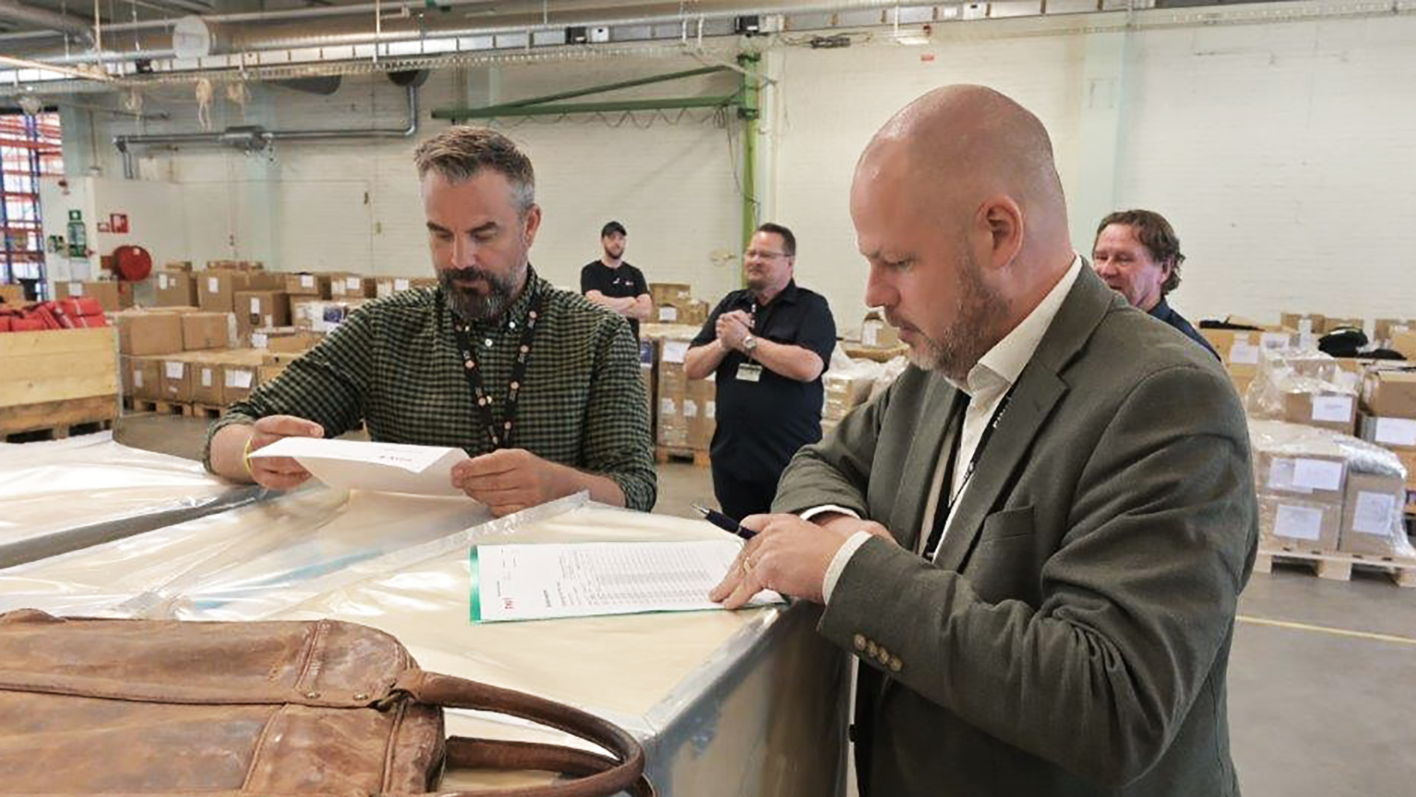 Jan Benshof från FMV tar emot en leverans av ventilatorer till sjukvårdslagret rescEU i Kristinehamn.