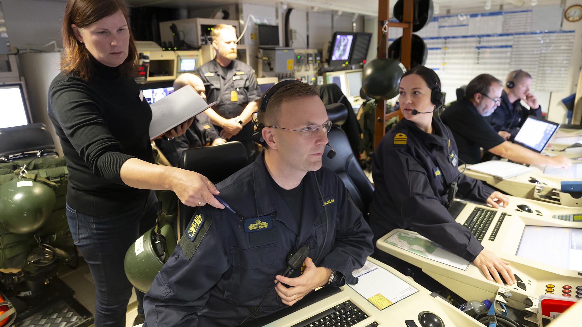 Vid de här proven studerar vi alla olika delarna i luftförsvaret och samspelet med fartyget och dess besättning. Det säger Anna Karin Werner som är handläggare luftförsvar vid FMV. Foto: Anders Åberg
