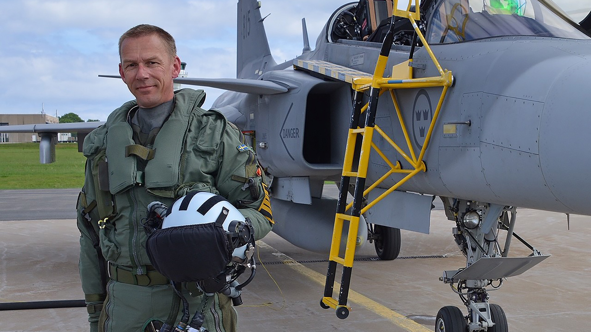 Lars Helmrich står vid ett Gripenflygplan. 