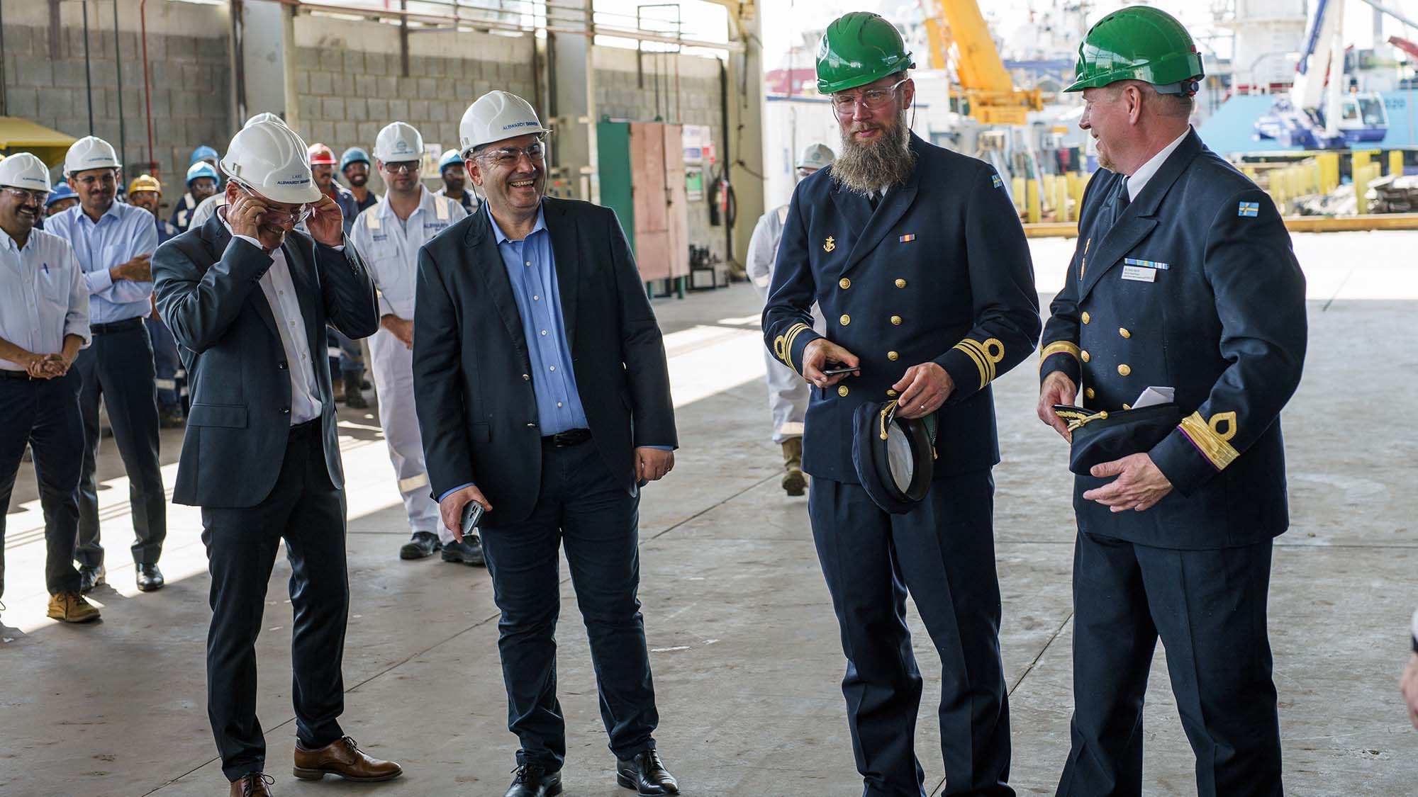Representanter för Damen Shipyards tillsammans med Henrik Persson, chef för Marinbasens Ekipagekompani och Patric Hjorth, chef Marinmateriel på FMV. Foto: Damen