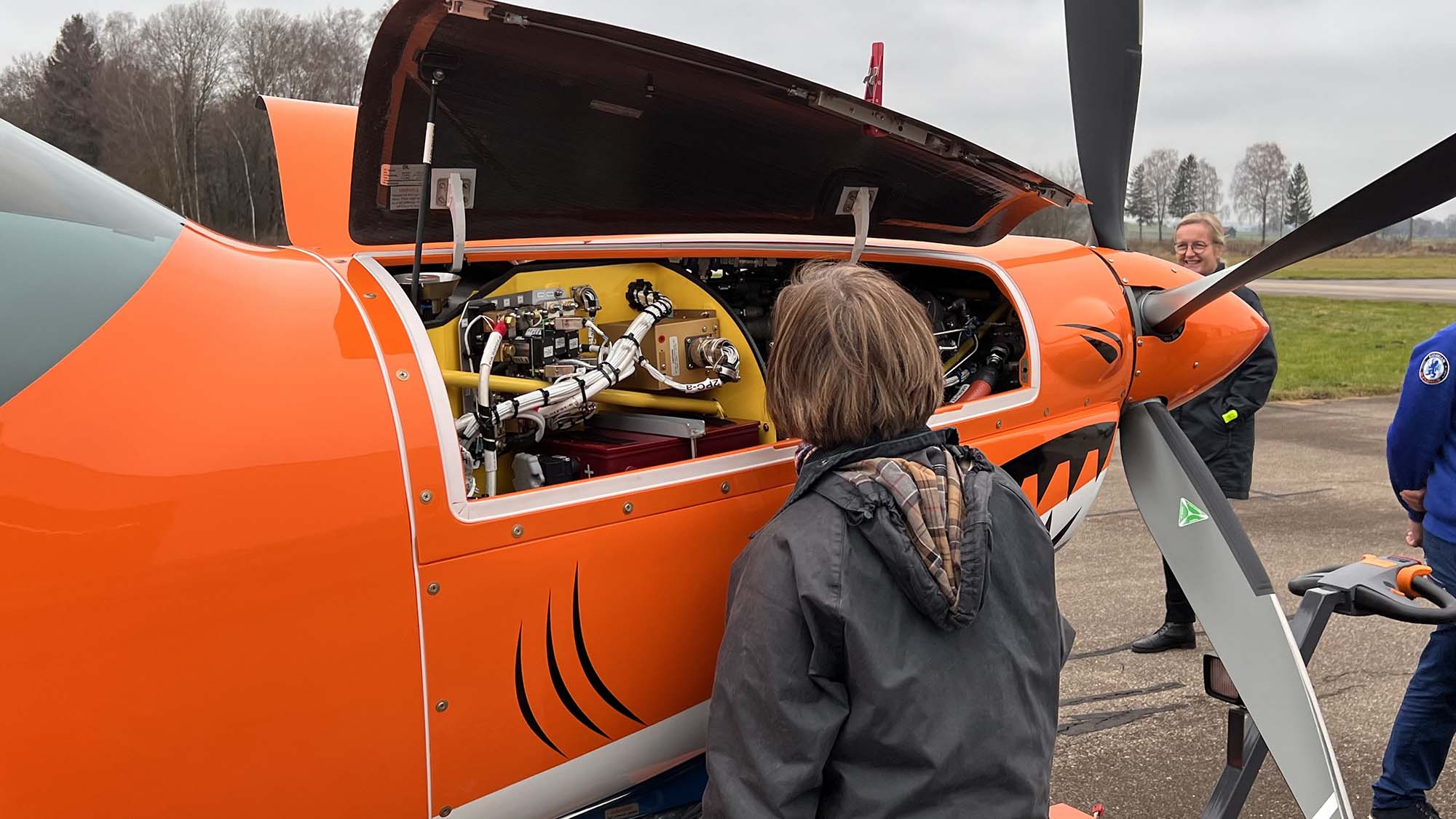 Ingela Mathiasson inspekterar motorn på SK40. Foto: Grob Aircraft