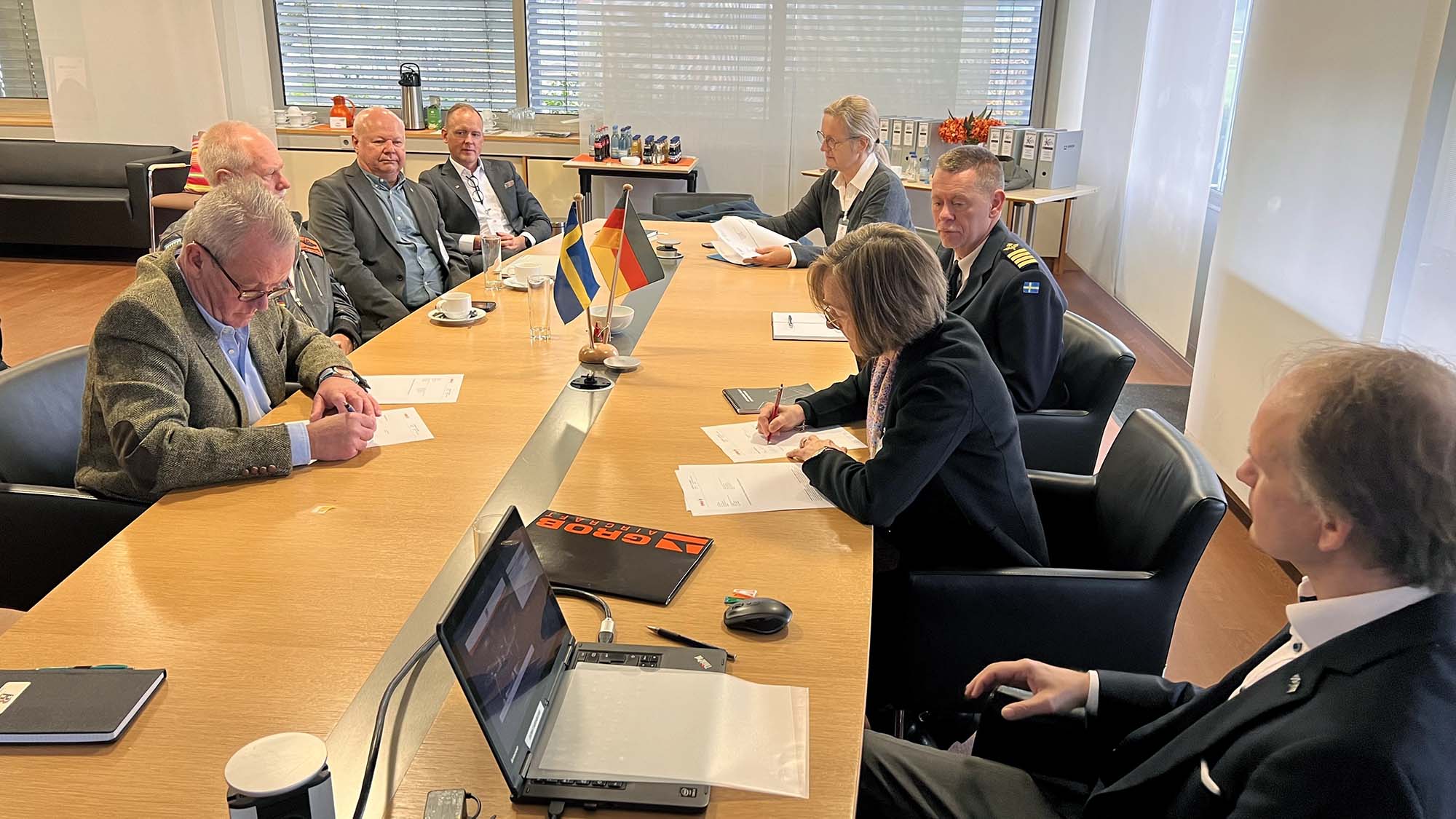 Ingela Mathiasson, chef VerkO Flyg och Grobs ägare Andre Hiebeler skriver under optionsutlösandet. Foto: Grob Aircraft