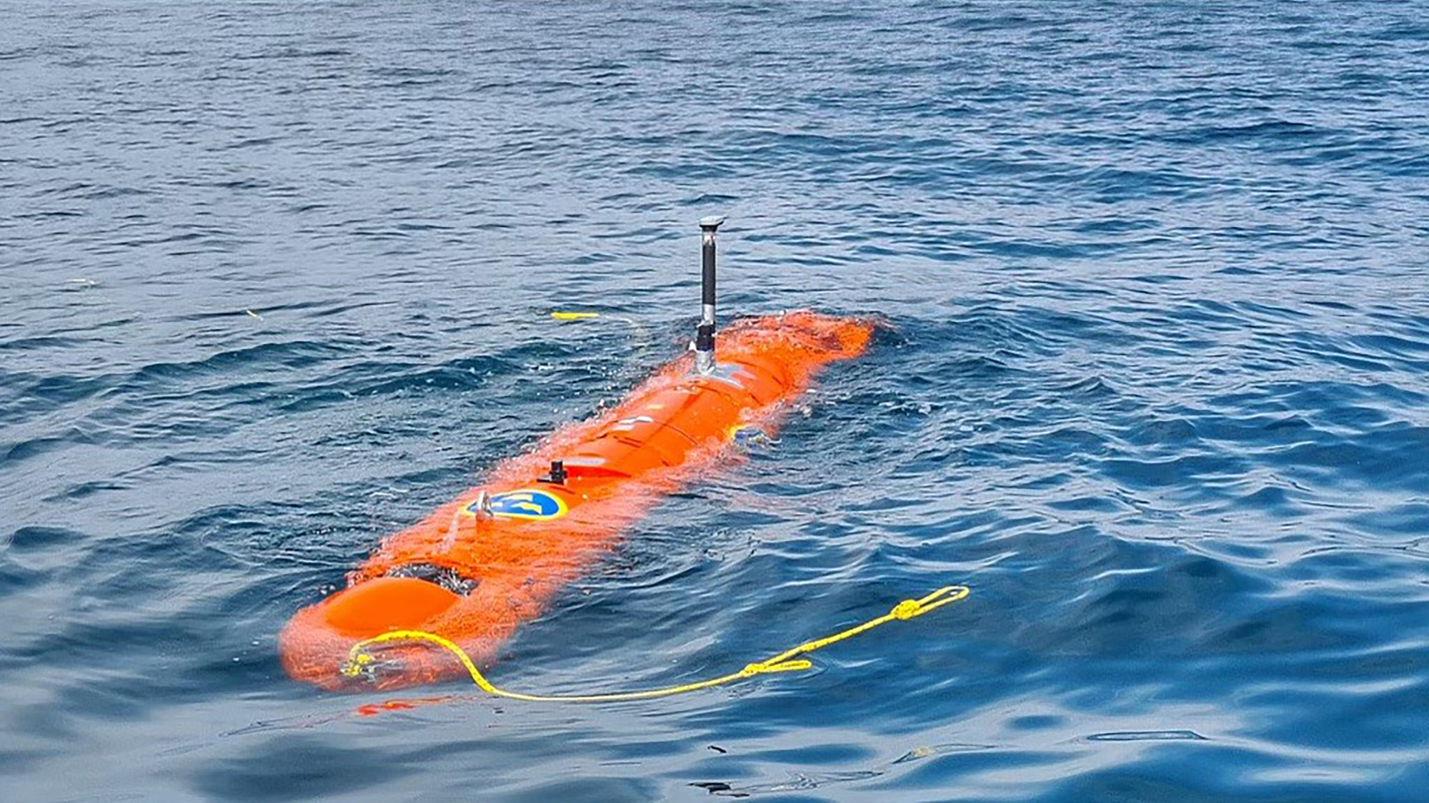 En orange  AUV i vattnet.