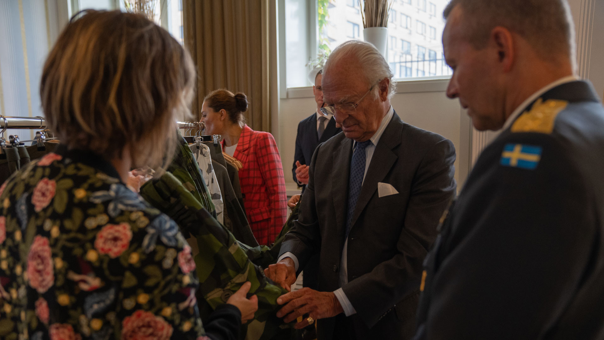 Kungen och kronprinsessan fick ta del av var Nordic Combat Uniform, NCU, det nordiska stridsuniformssystem som Sverige tar fram tillsammans med Norge, Danmark och Finland. Foto: FMV