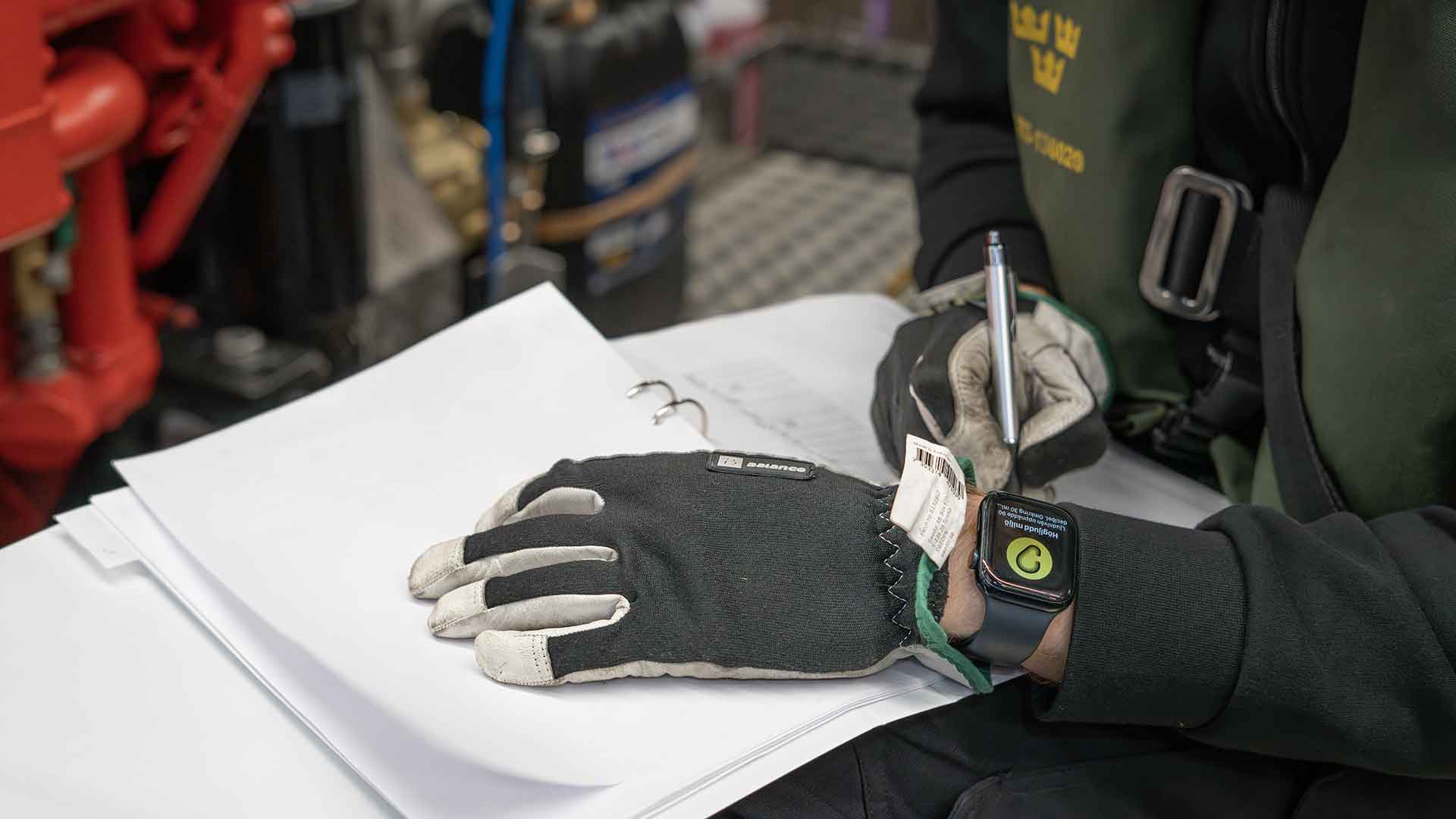 Ett moment under Sea Acceptance Test, SAT, är att med jämna mellanrum gå ned i maskin för att mäta och se så att motorerna håller vissa värden över en viss tidsperiod. Foto: FMV