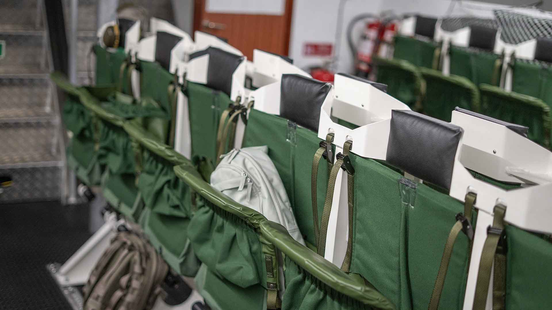 Under däck finns det ett stort utrymme, som tidigare innehållit ledningsmateriel, där man nu har installerat stolar och gjort om det till ett trupptransportutrymme. Foto: FMV