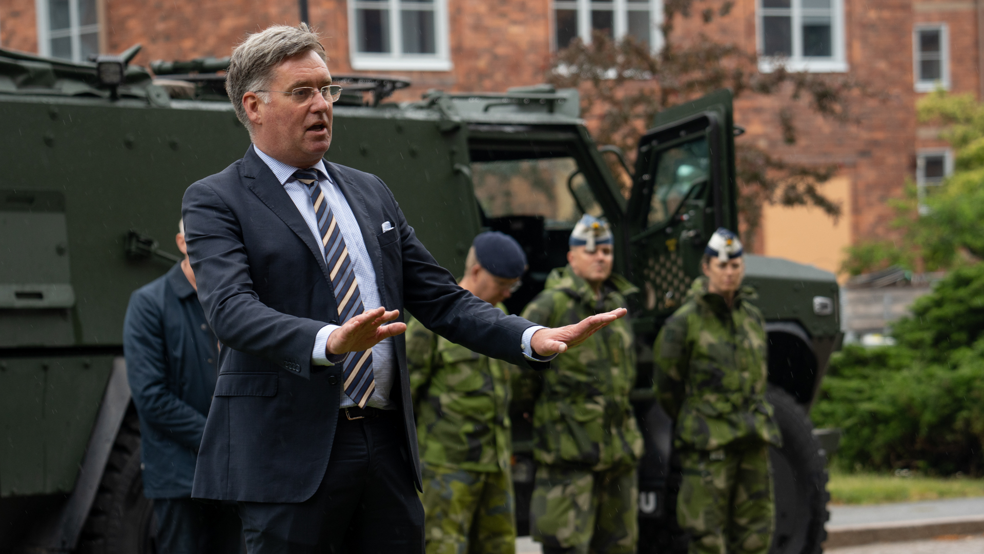 Vid en ceremoni i Stockholm levererade FMV de första 20 fordonen. Jonas Lotsne, chef för verksamhetsområde armé på FMV, överlämnade fordonen till Försvarsmakten. Foto: FMV