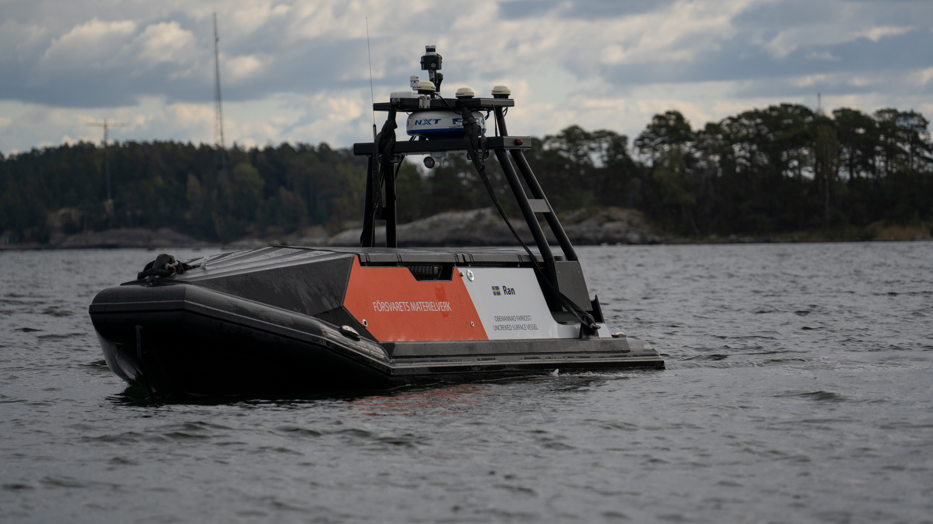 Den obemannade båten, en Unmanned Surface Vehicle (USV), är ganska generell i sin utformning, så att den övningsmässigt kan simulera olika typer av båtar med olika användningsområden. Foto: FMV