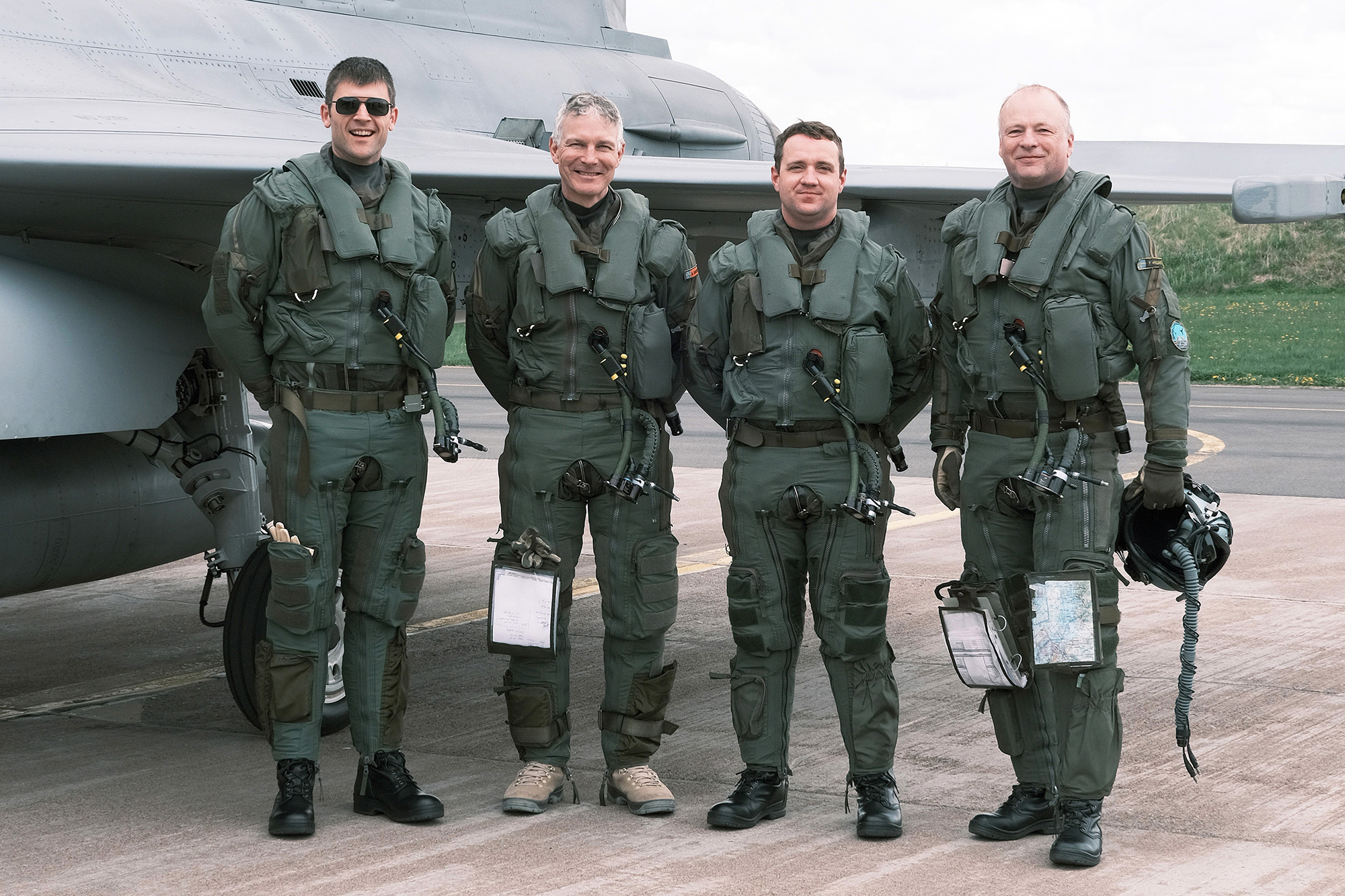 De amerikanska provflygarna får flyga i framsits på det tvåsitsiga JAS 39 Gripen D, med en svensk instruktör i baksits, något som bara erfarna provflygare får göra. Från vänster Caleb Whitlock, USA, Niklas Isaksson (Gripen testpilot), Theodore Adams, USA och Peter Wiklund (Gripen testpilot). Foto: Karl-Kristofer Sjöström/FMV