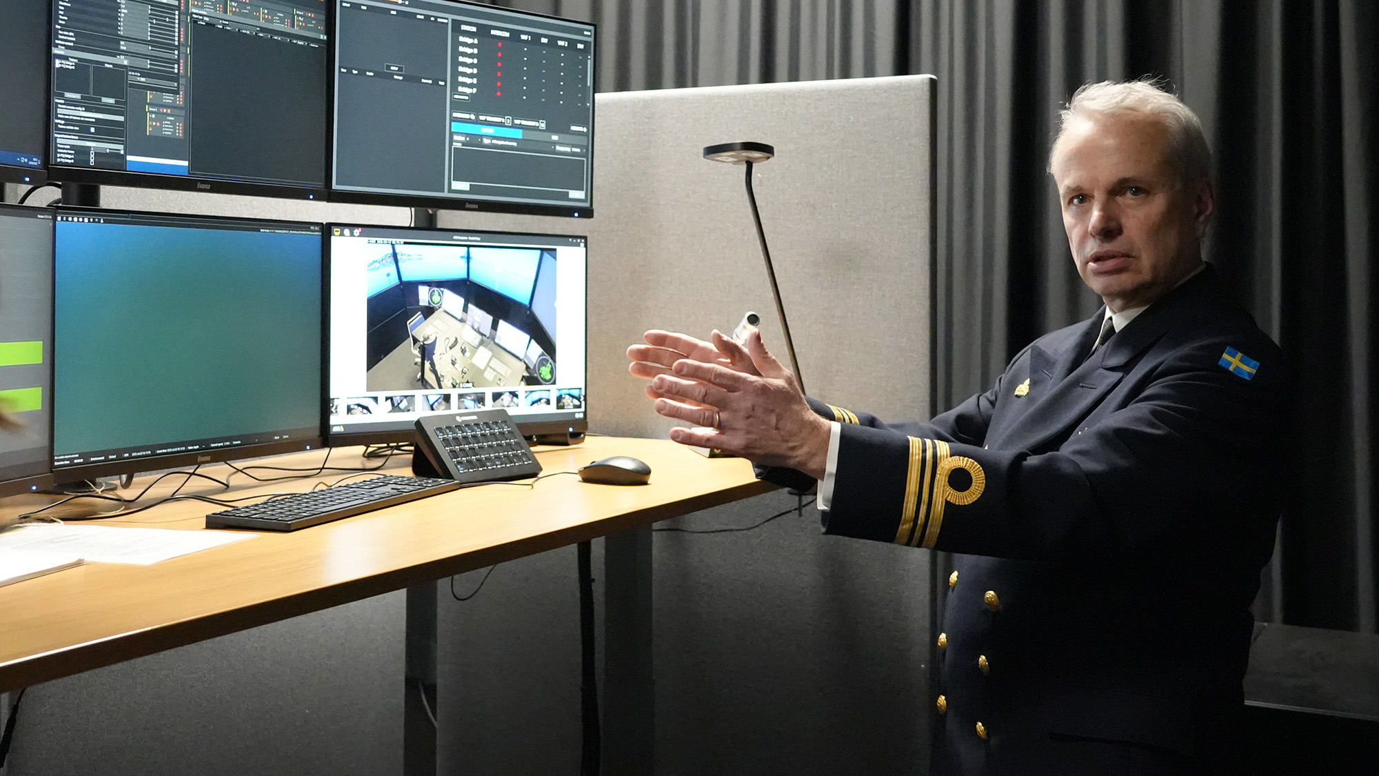 Joakim Svensson visar en instruktörsplats.