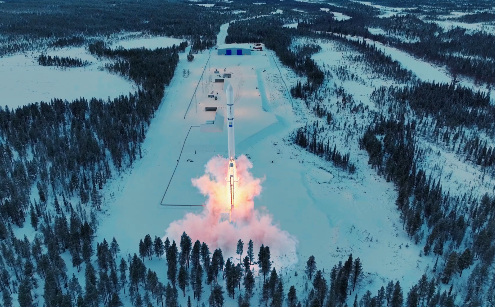 Animering på en satellit som sänds upp från en bas.
